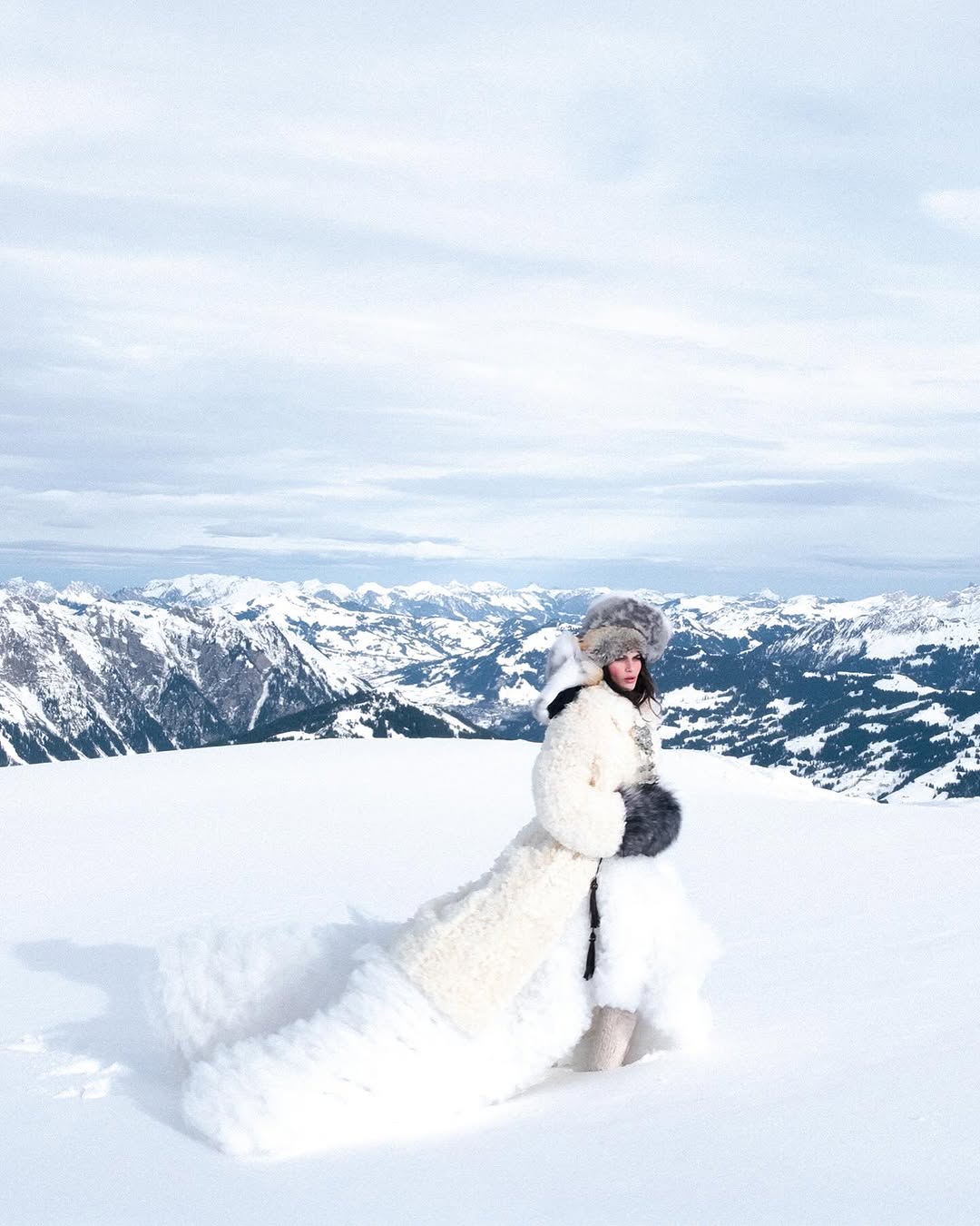 Η Ανθή Φακιδάρη μεταμορφώνει τις χιονισμένες Άλπεις σε σκηνικό υψηλής μόδας για το Tatler 2
