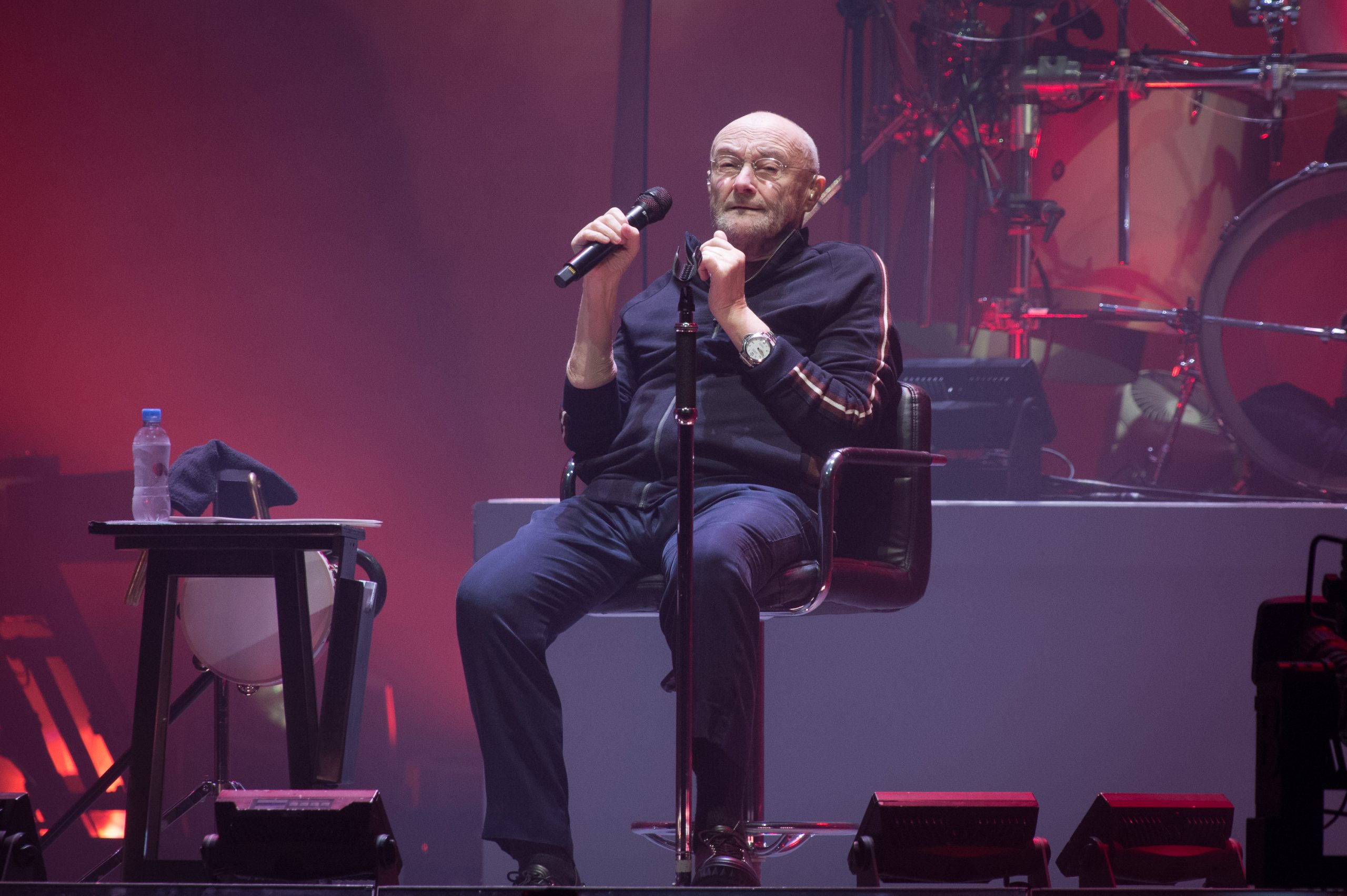 Phil Collins: «Ό,τι μπορούσε να πάει στραβά με μένα, πήγε» – Η σπάνια εξομολόγηση για τα σοβαρά προβλήματα υγείας του 1