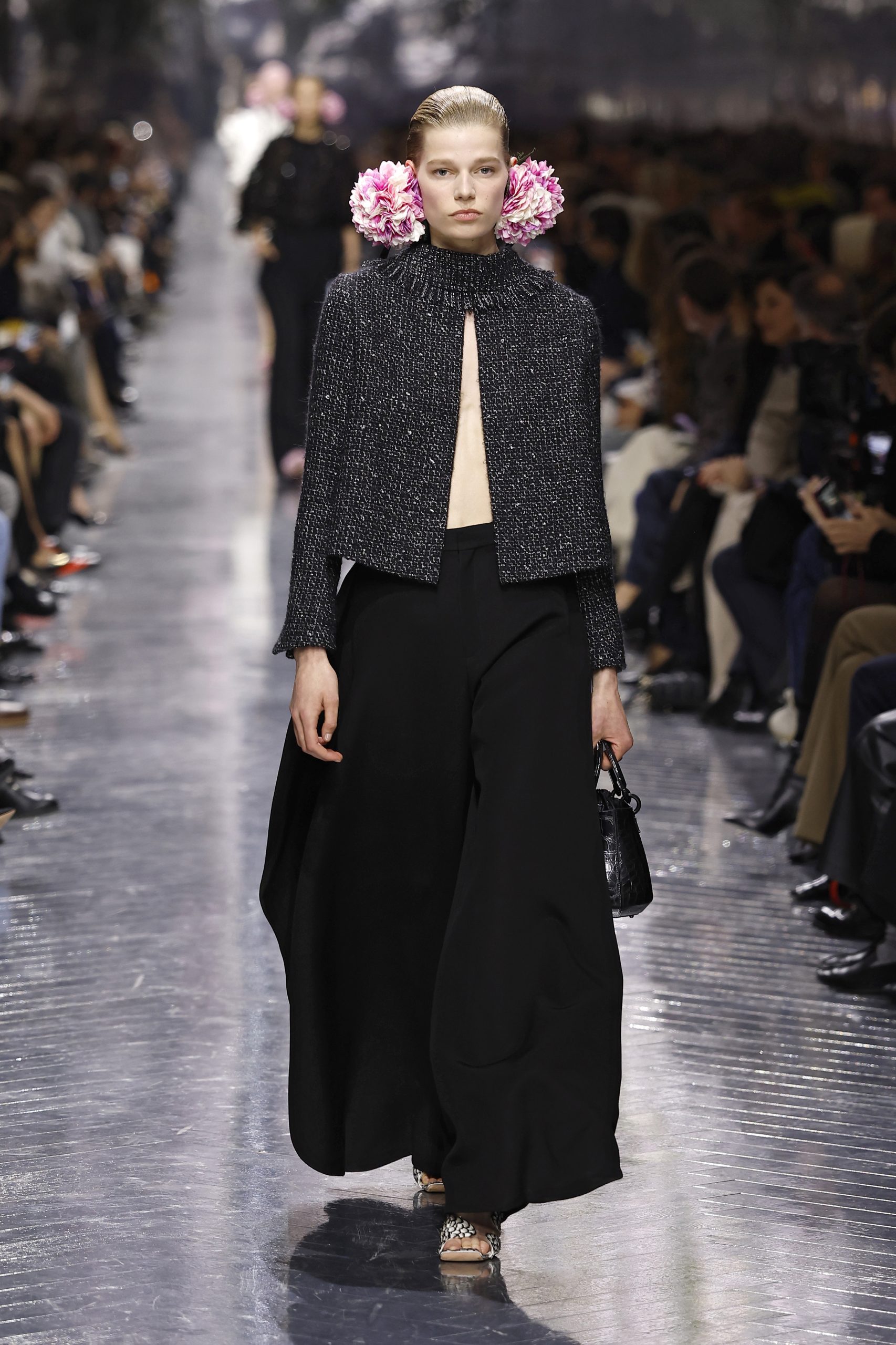 Dior: Δροσερή επιδερμίδα, άγρια λουλούδια στα μαλλιά: τα looks της πρώτης couture του Jonathan Anderson 7