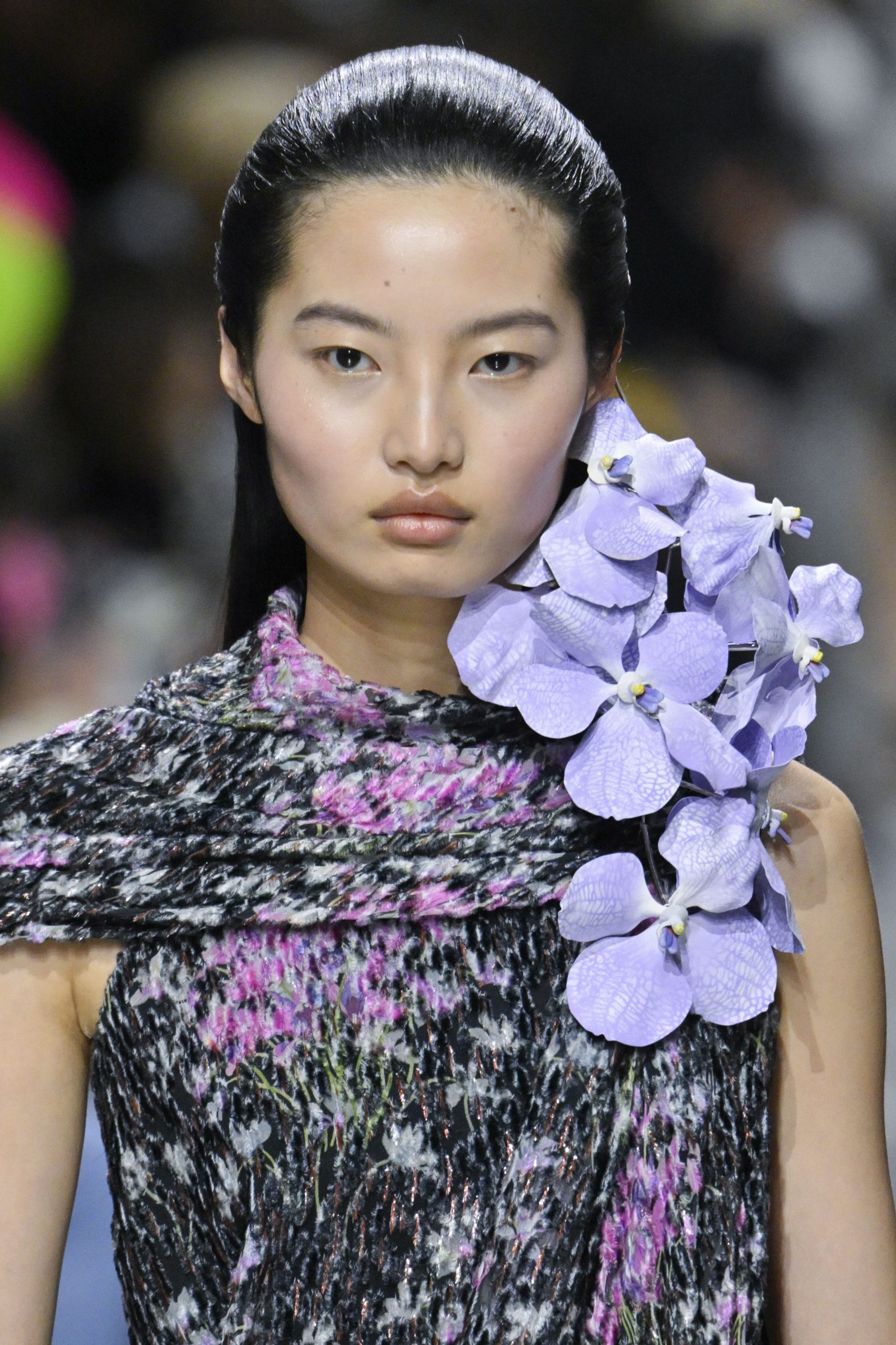 Dior: Δροσερή επιδερμίδα, άγρια λουλούδια στα μαλλιά: τα looks της πρώτης couture του Jonathan Anderson 6