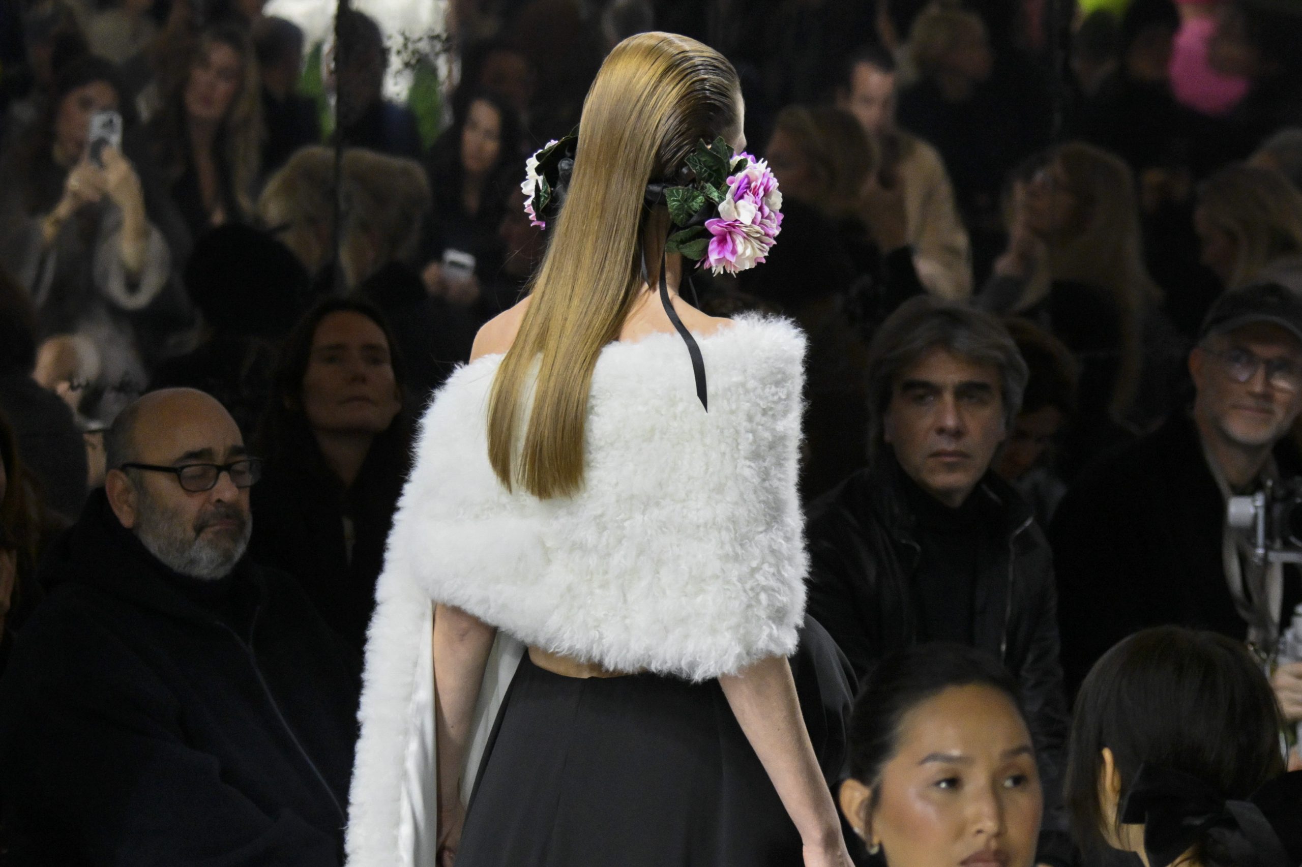 Dior: Δροσερή επιδερμίδα, άγρια λουλούδια στα μαλλιά: τα looks της πρώτης couture του Jonathan Anderson 5