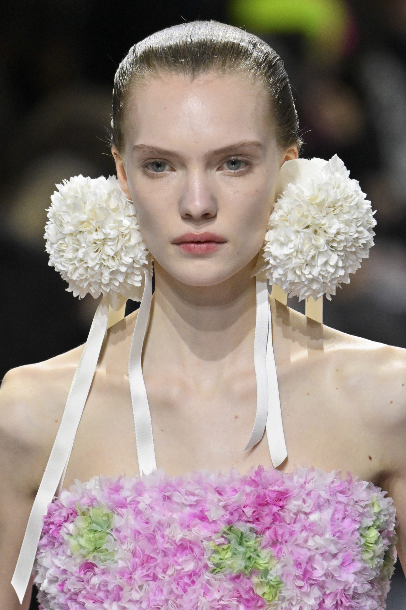 Dior: Δροσερή επιδερμίδα, άγρια λουλούδια στα μαλλιά: τα looks της πρώτης couture του Jonathan Anderson 3