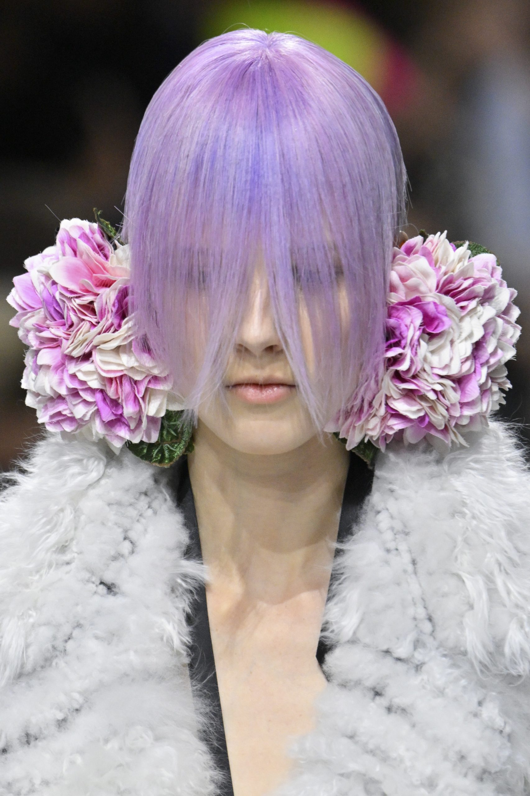 Dior: Δροσερή επιδερμίδα, άγρια λουλούδια στα μαλλιά: τα looks της πρώτης couture του Jonathan Anderson 4