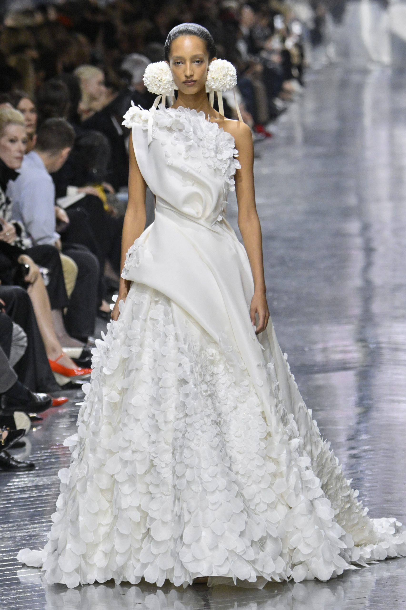 Dior: H πρώτη couture συλλογή του Jonathan Anderson ήταν δροσερή και άγρια σαν φρεσκοκομμένο μπουκέτο λουλούδια 9