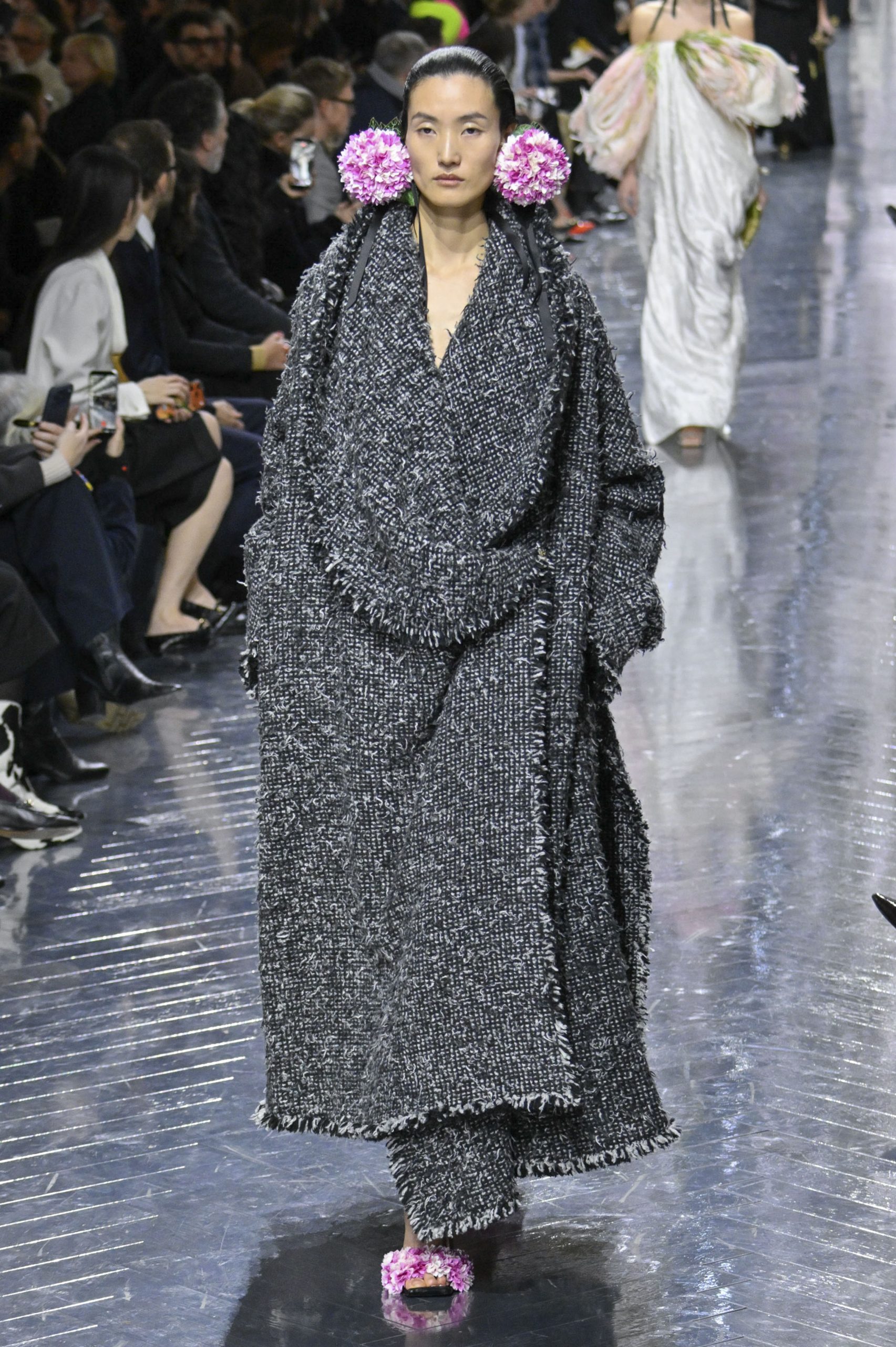 Dior: H πρώτη couture συλλογή του Jonathan Anderson ήταν δροσερή και άγρια σαν φρεσκοκομμένο μπουκέτο λουλούδια 8