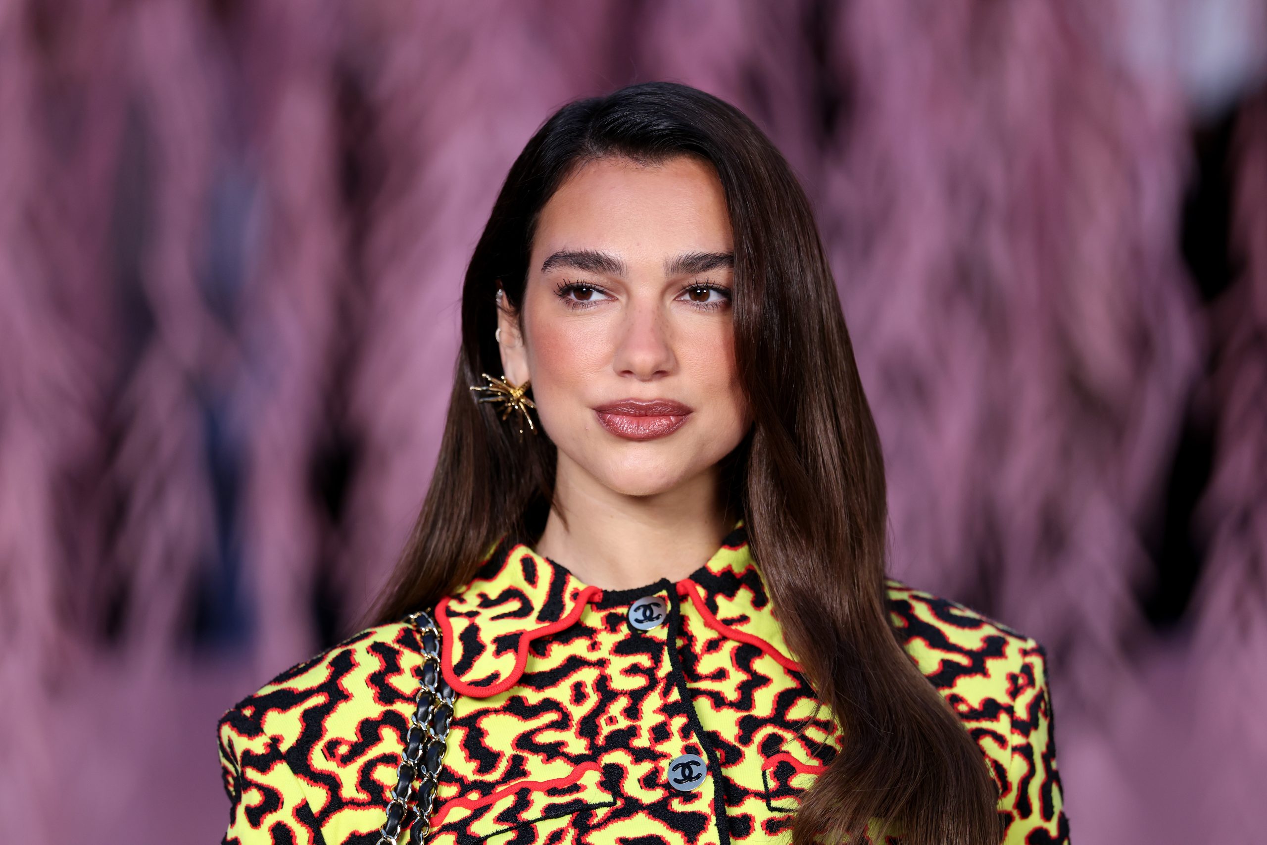 Dua Lipa: Το κραγιόν που απογείωσε το beauty look της στην τελευταία της εμφάνιση 3