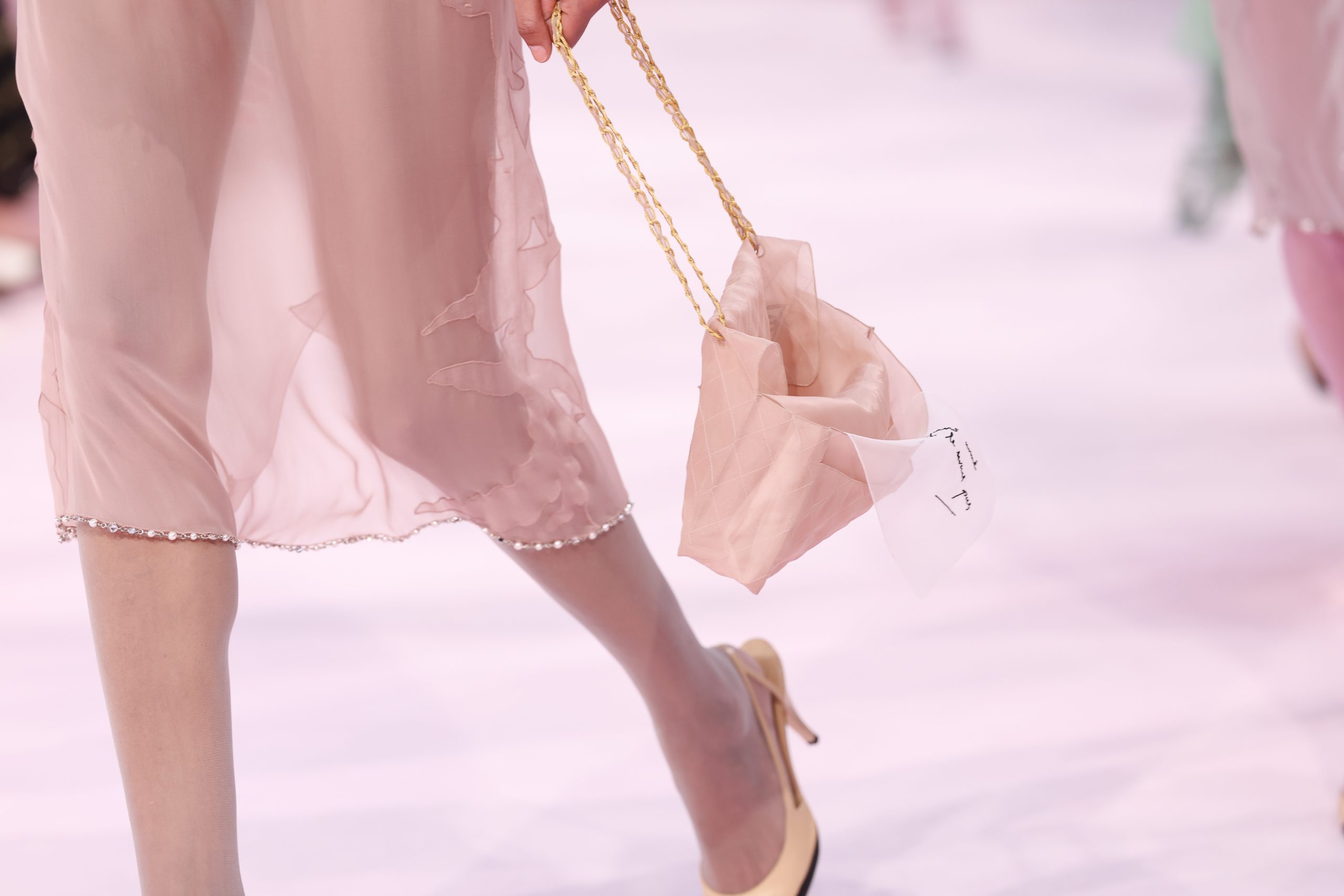 Οι εμβληματικές τσάντες Chanel φτιάχνονται τώρα από… τούλι –Πόσο θα κοστίζουν; 1