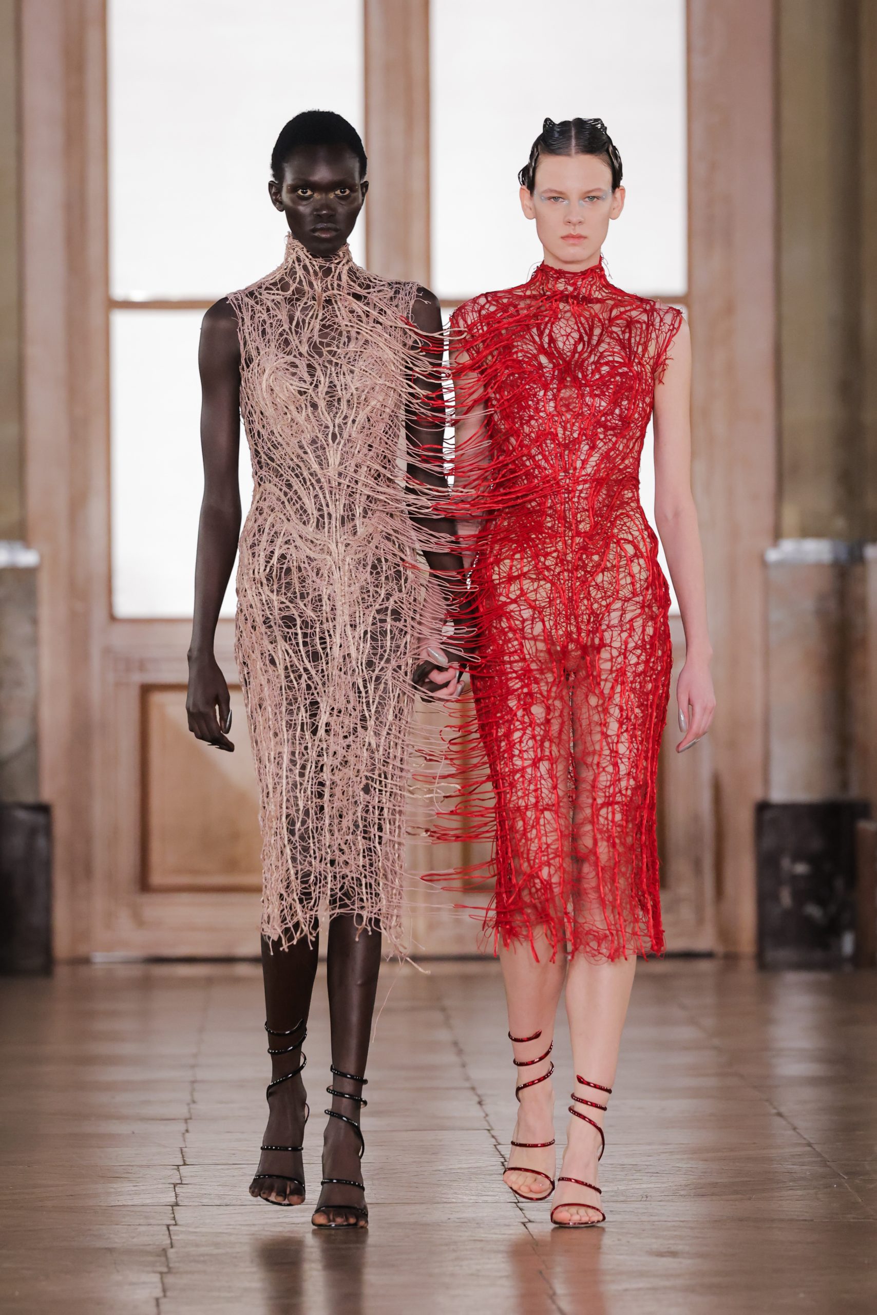 Η τραγική ιστορία πίσω από τη συλλογή του Gaurav Gupta – H φωτιά που παραλίγο να κοστίσει τη ζωή εκείνου και της συντρόφου του 2