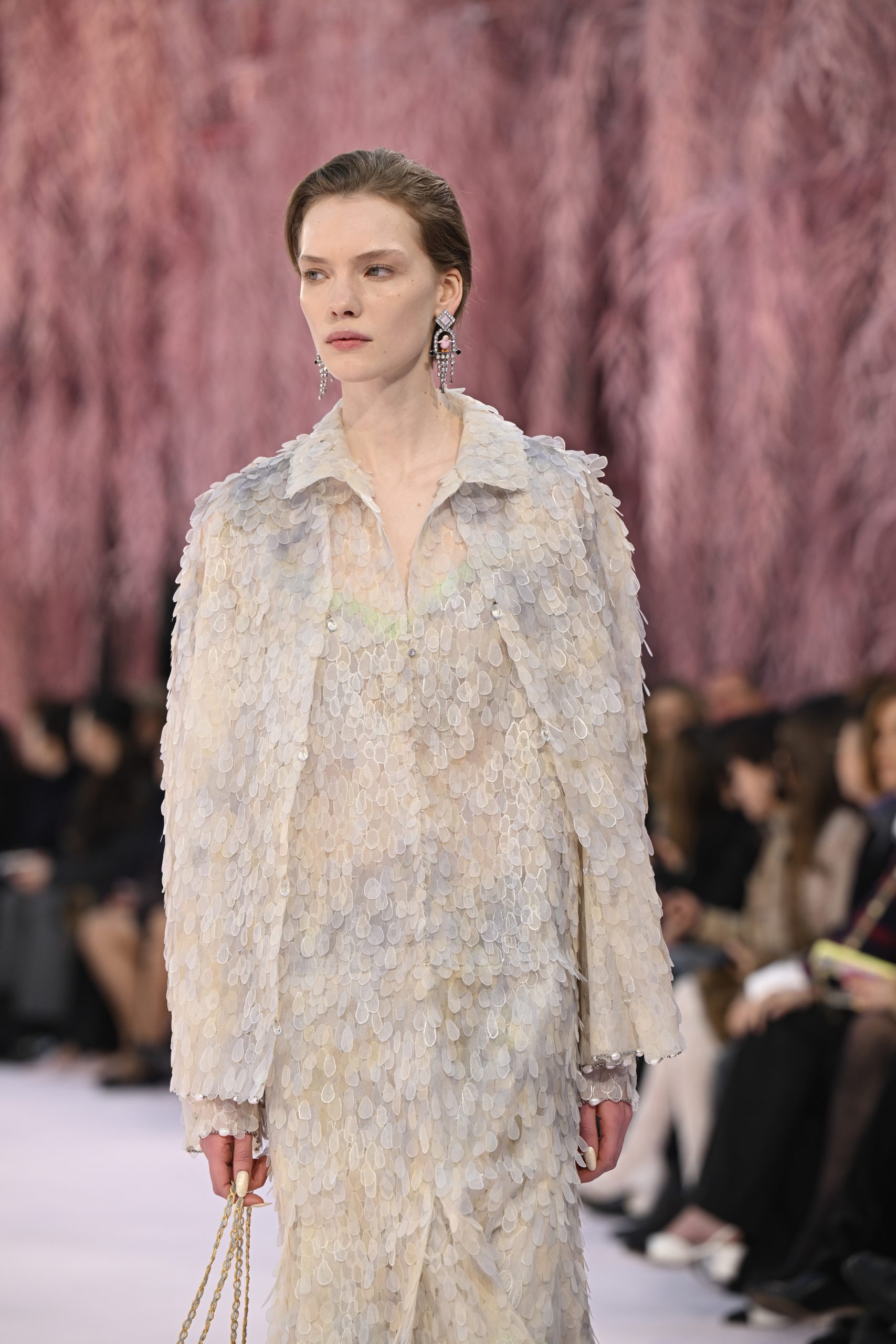 Chanel Haute Couture: Η “γυμνή” ομορφιά στο επικέντρο 7