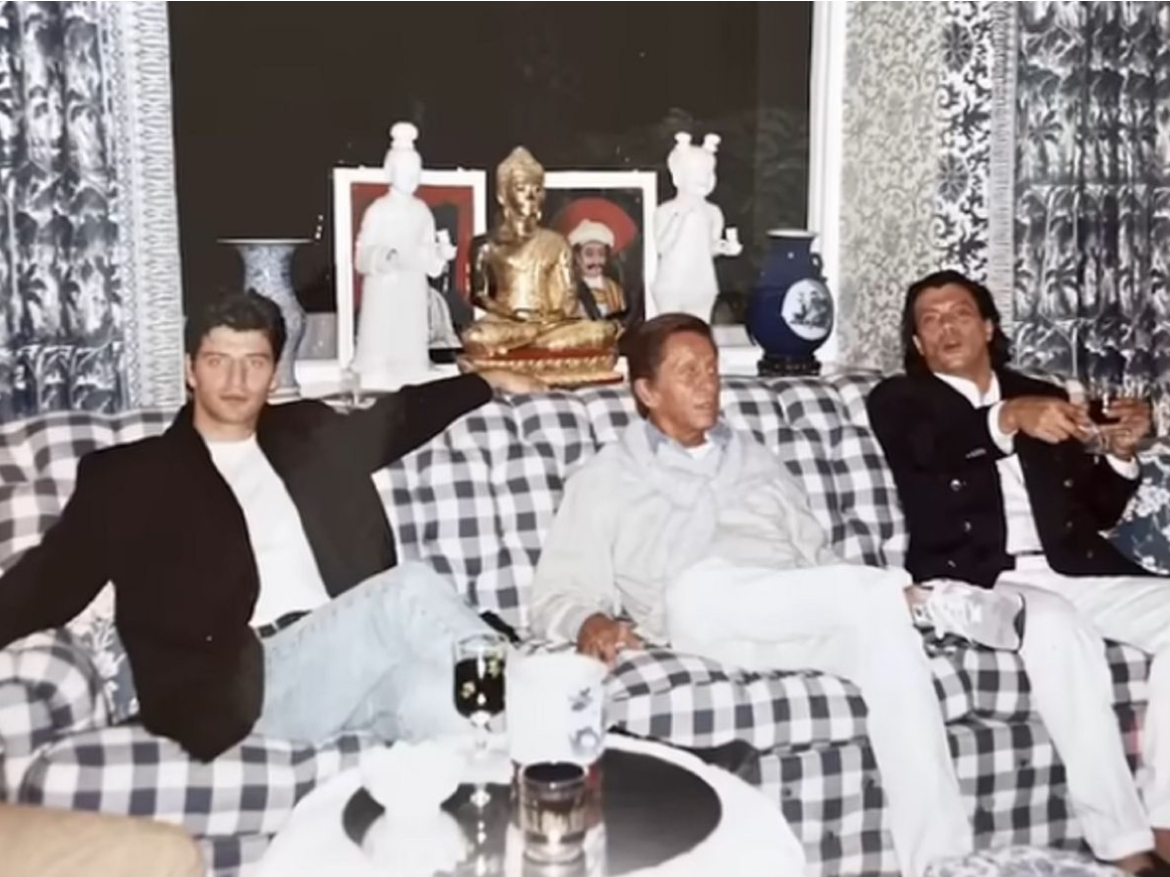 Ο Valentino, ο Ηλίας, ο Σάκης, εγώ και μία φούστα 1