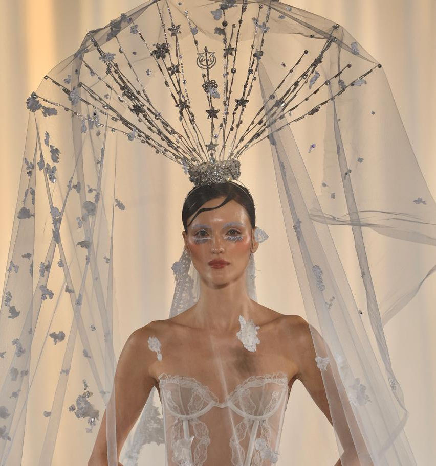 Σκιές που λάμπουν, βλέμματα που μαγνητίζουν: Τα beauty looks του catwalk της Celia Kritharioti που μας μάγεψαν 2