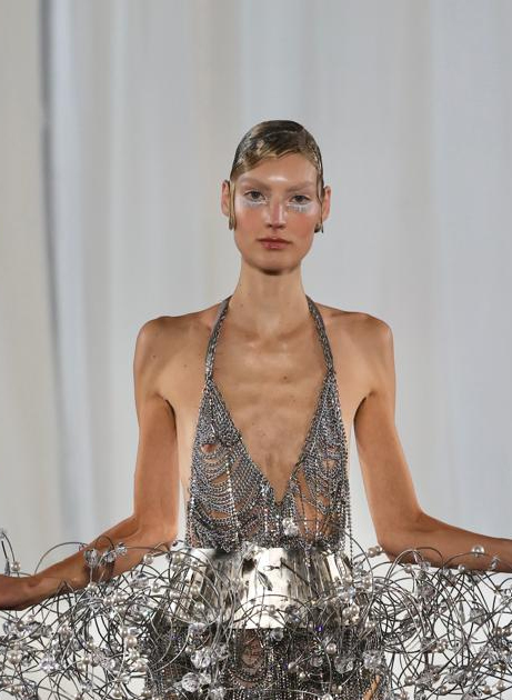 Σκιές που λάμπουν, βλέμματα που μαγνητίζουν: Τα beauty looks του catwalk της Celia Kritharioti που μας μάγεψαν 6