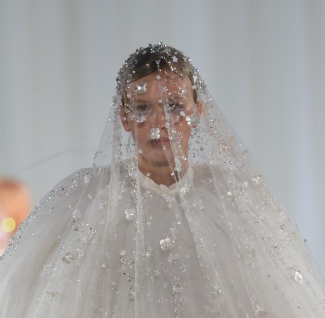 Σκιές που λάμπουν, βλέμματα που μαγνητίζουν: Τα beauty looks του catwalk της Celia Kritharioti που μας μάγεψαν 5