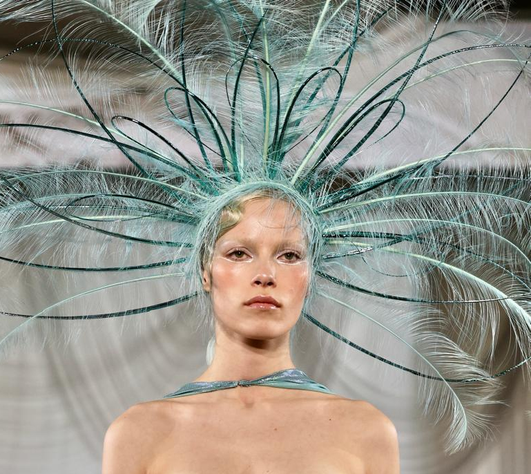 Σκιές που λάμπουν, βλέμματα που μαγνητίζουν: Τα beauty looks του catwalk της Celia Kritharioti που μας μάγεψαν 3