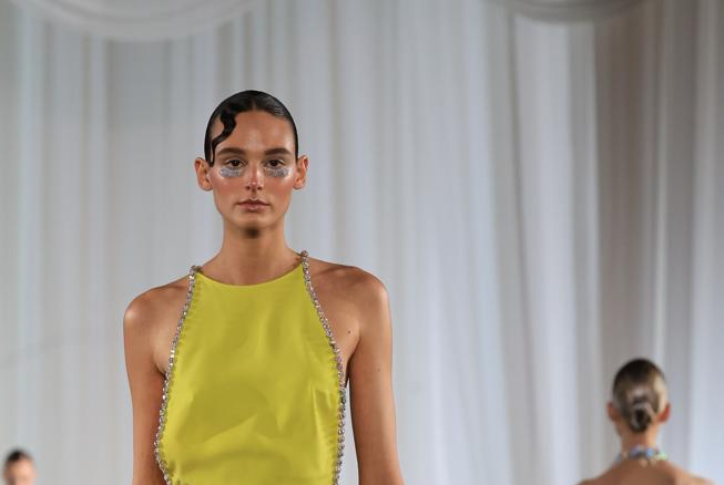 Σκιές που λάμπουν, βλέμματα που μαγνητίζουν: Τα beauty looks του catwalk της Celia Kritharioti που μας μάγεψαν 4