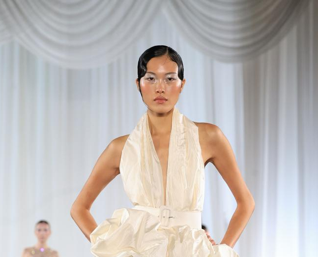 Σκιές που λάμπουν, βλέμματα που μαγνητίζουν: Τα beauty looks του catwalk της Celia Kritharioti που μας μάγεψαν 9