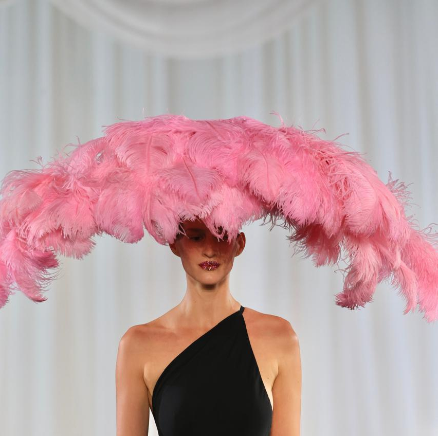 Σκιές που λάμπουν, βλέμματα που μαγνητίζουν: Τα beauty looks του catwalk της Celia Kritharioti που μας μάγεψαν 7