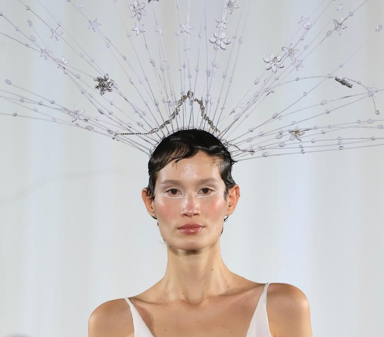 Σκιές που λάμπουν, βλέμματα που μαγνητίζουν: Τα beauty looks του catwalk της Celia Kritharioti που μας μάγεψαν 8