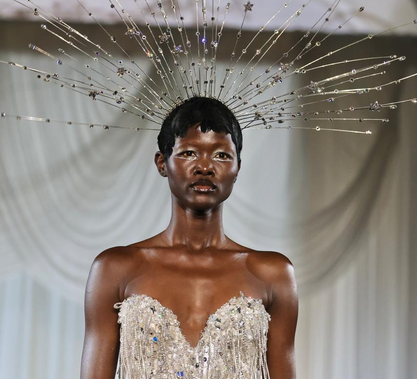 Σκιές που λάμπουν, βλέμματα που μαγνητίζουν: Τα beauty looks του catwalk της Celia Kritharioti που μας μάγεψαν 10