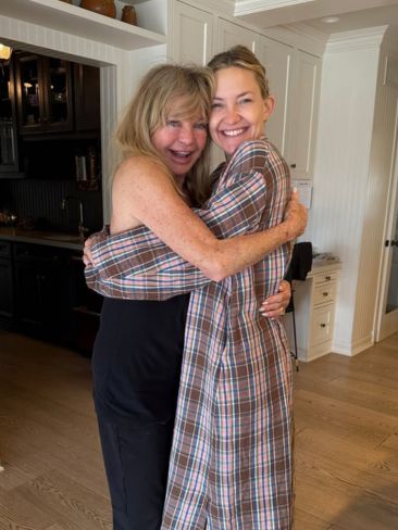 Η Kate Hudson γιορτάζει την υποψηφιότητα για Όσκαρ με τη μητέρα της με μία τρυφερή αγκαλιά