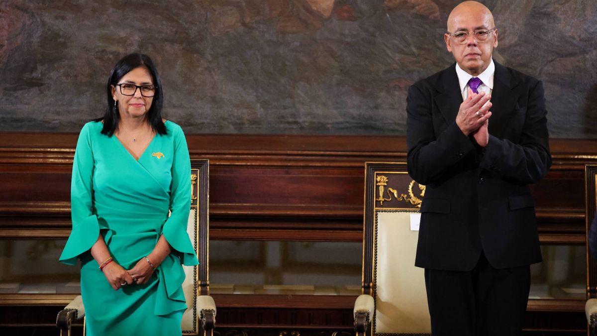 Delcy Rodriguez- Το φόρεμα που επισκίασε την ορκωμοσία της προσωρινής προέδρου της Βενεζουέλας- Προκάλεσε οργή