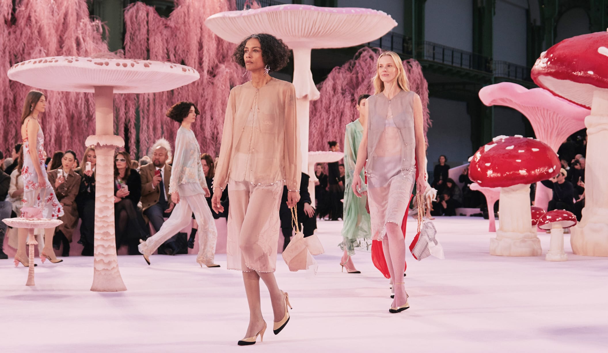 Οι εμβληματικές τσάντες Chanel φτιάχνονται τώρα από… τούλι –Πόσο θα κοστίζουν; 2