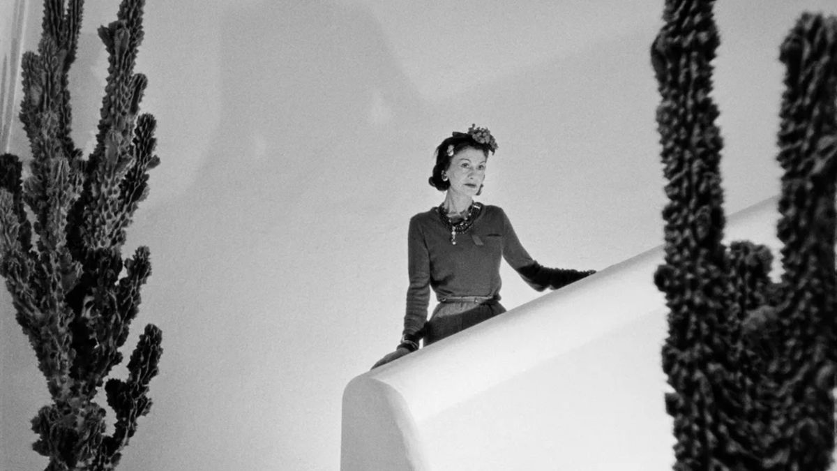 «Τα μεσημεριανά γεύματα διαρκούσαν όλη μέρα» – Mέσα στο ηλιόλουστο άδυτο της Coco Chanel με τους σούπερ σταρ της τέχνης