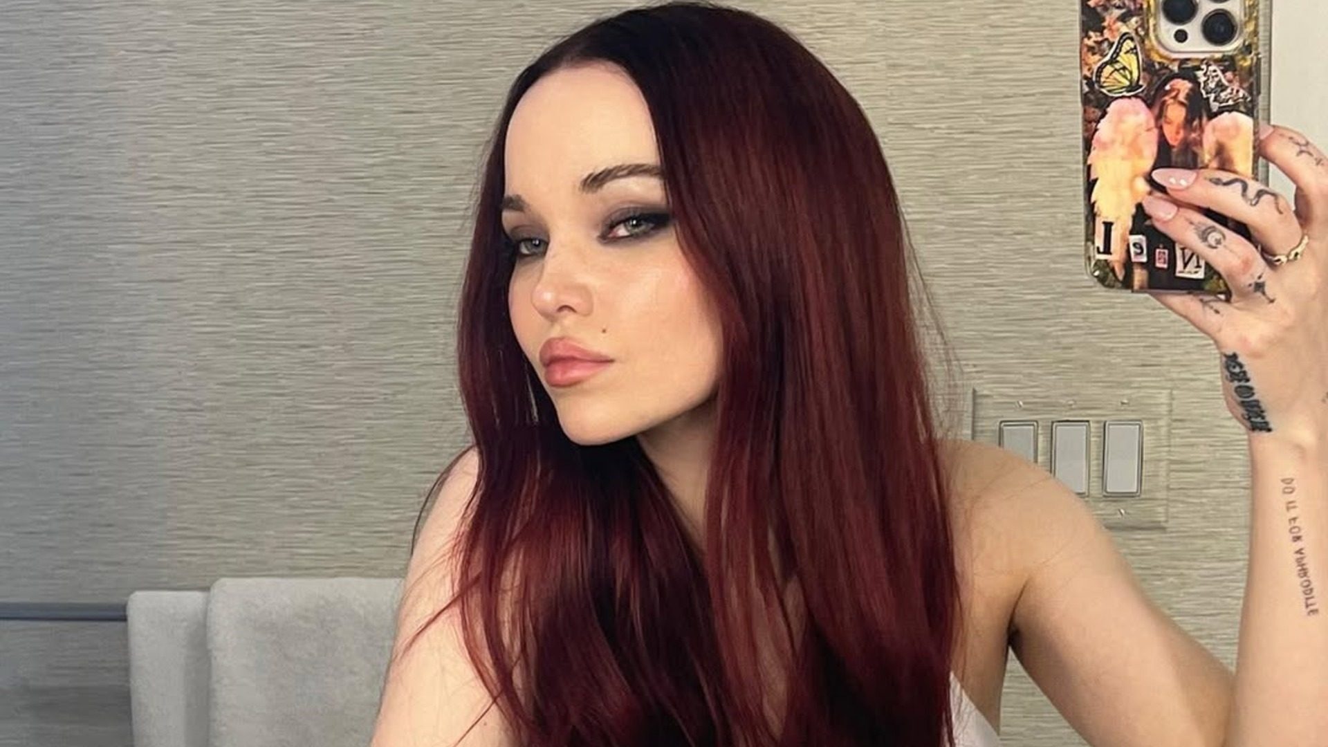 Cherry cola hair: 5 hair looks που θα σας πείσουν να υιοθετήσετε την τολμηρή απόχρωση 1