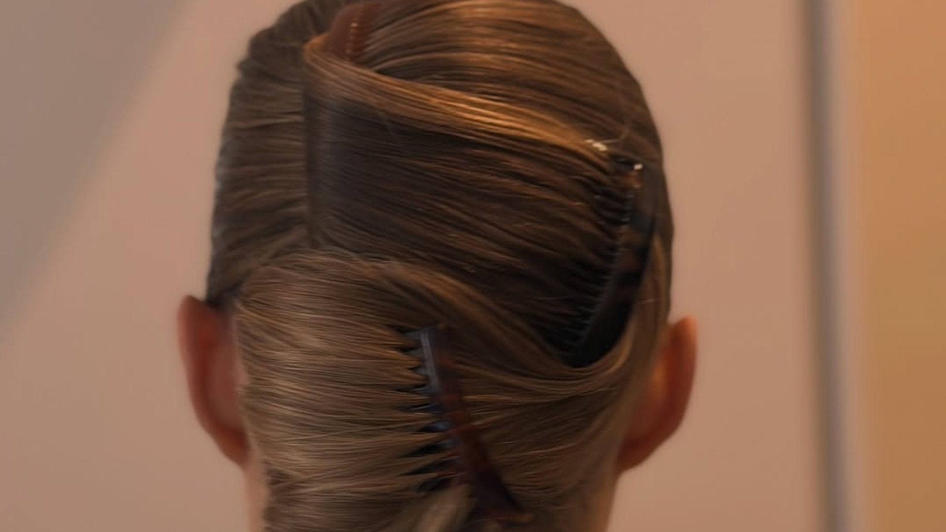 Το κομψό αξεσουάρ μαλλιών που θα σας κάνει να αφήσετε στην άκρη το κλάμερ σας 1