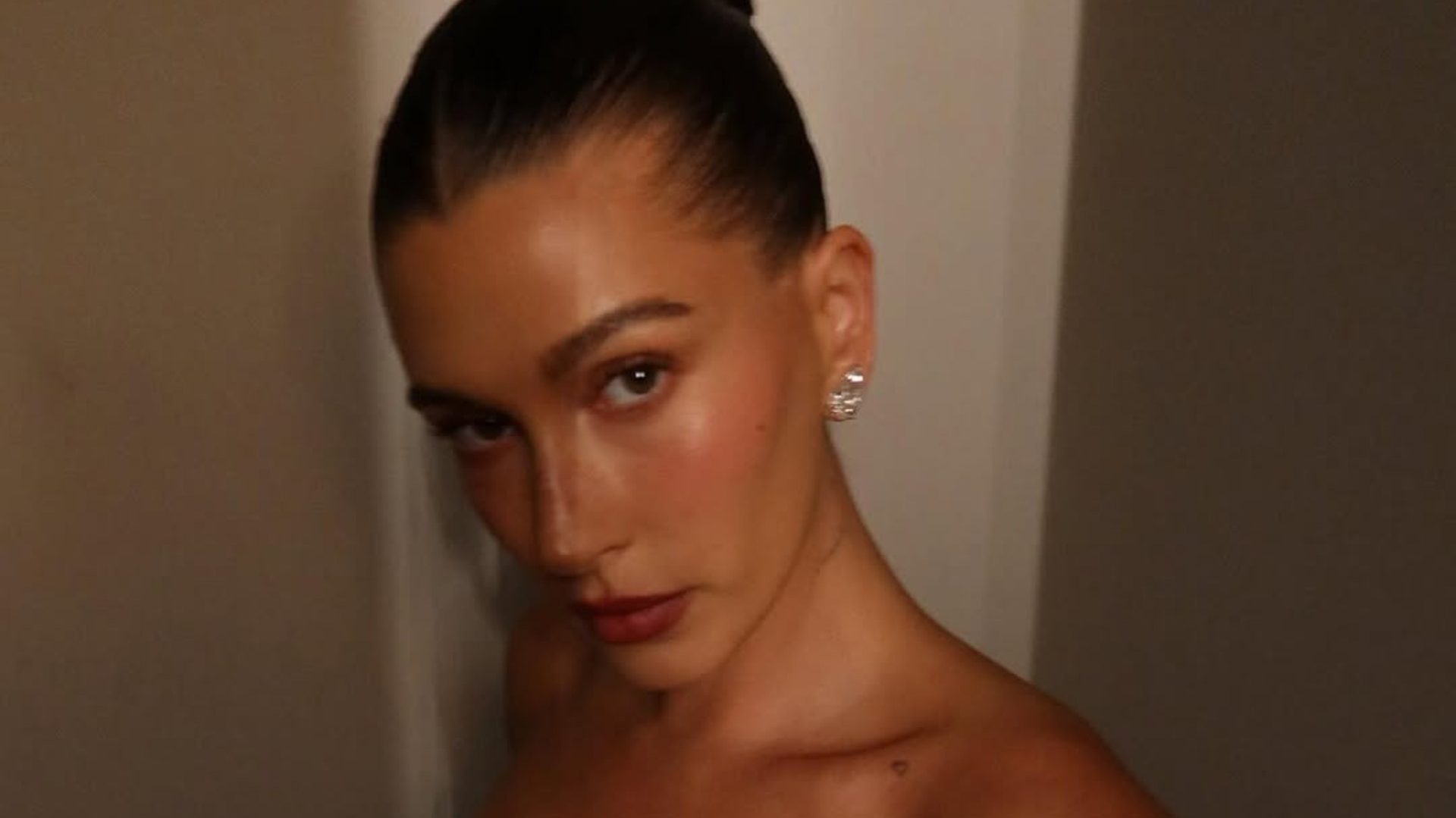 Hailey Bieber – Το μανικιούρ της μας πήγε πίσω στο 2016 1