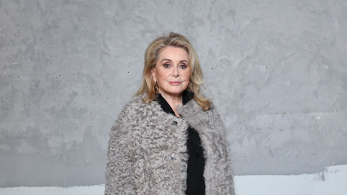 Στα 82 της, η Catherine Deneuve μοιράζει μαθήματα κομψότητας στο show του AMI Paris