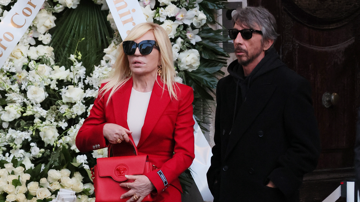 Η Donatella Versace τιμά τον Valentino φορώντας το εμβληματικό κόκκινο του οίκου 1
