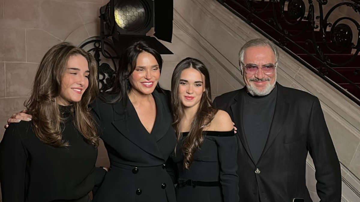 Η Σίλια Κριθαριώτη φωτογραφίζεται με τις κόρες και τον σύζυγό της, μετά το τέλος της επίδειξής της στο Παρίσι 1