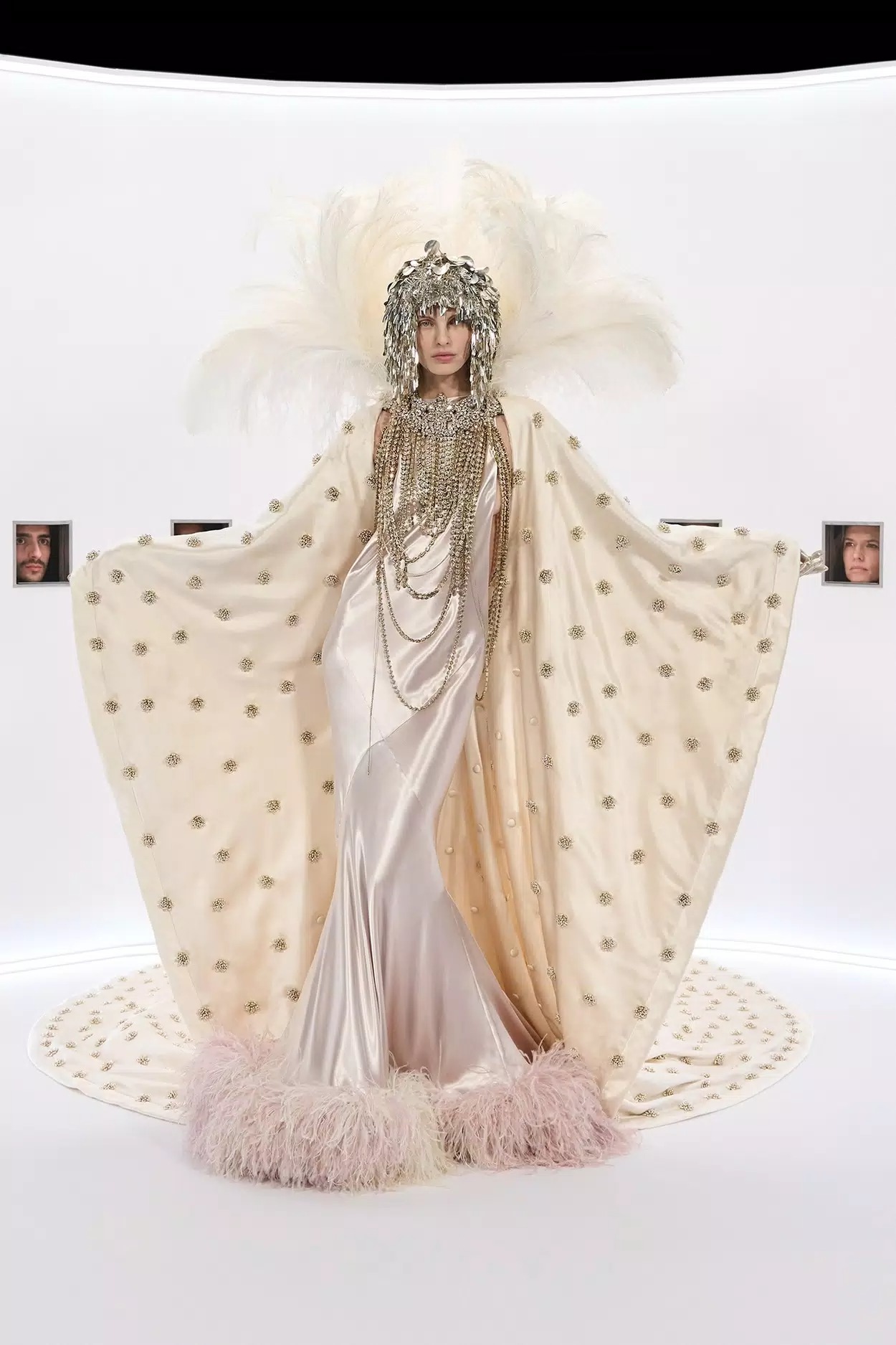 Valentino: Ο Alessandro Michele έστησε ένα από τα πιο φανταστικά shows της χρονιάς 4