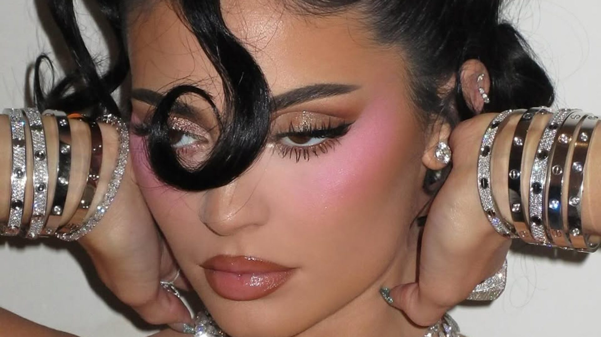 Frosted makeup: Η Y2K τάση στο μακιγιάζ που κερδίζει έδαφος το 2026