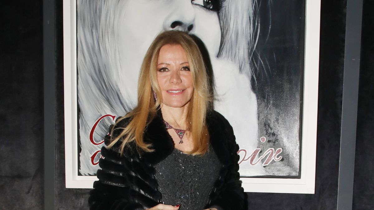 Μαριάννα Λάτση – Φόρεσε το must πανωφόρι για την εποχή 1