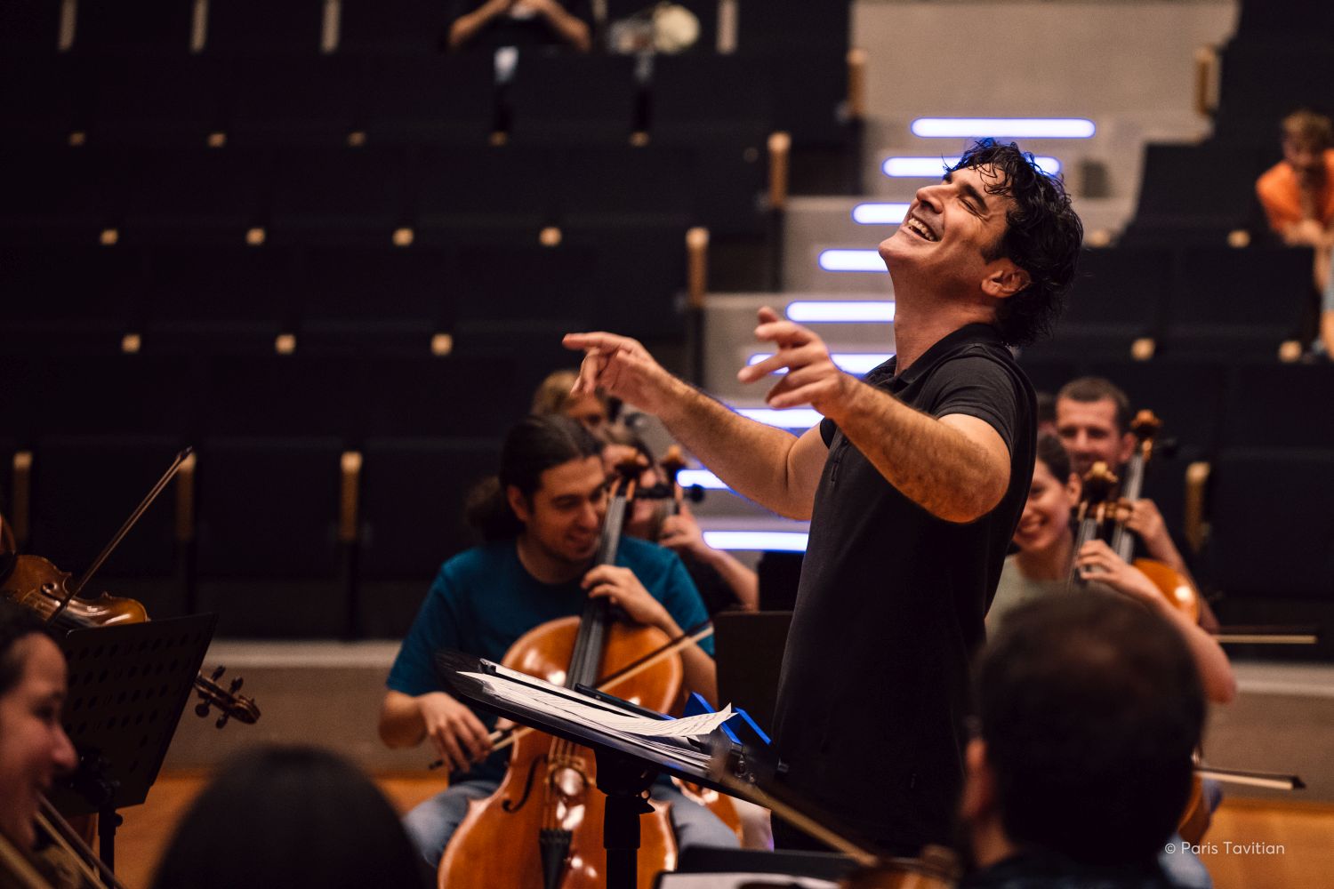 «Να έρθω να παίξω;»: Ο Χριστόφορος Παπακαλιάτης εισέβαλε στο πλατό της Φαίης Σκορδά και έκλεψε την παράσταση 1