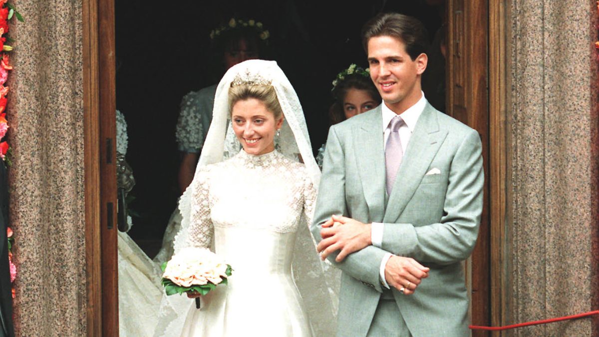 Όταν η Marie Chantal ζήτησε από τον Valentino Garavani να σχεδιάσει το εμβληματικό νυφικό της 1