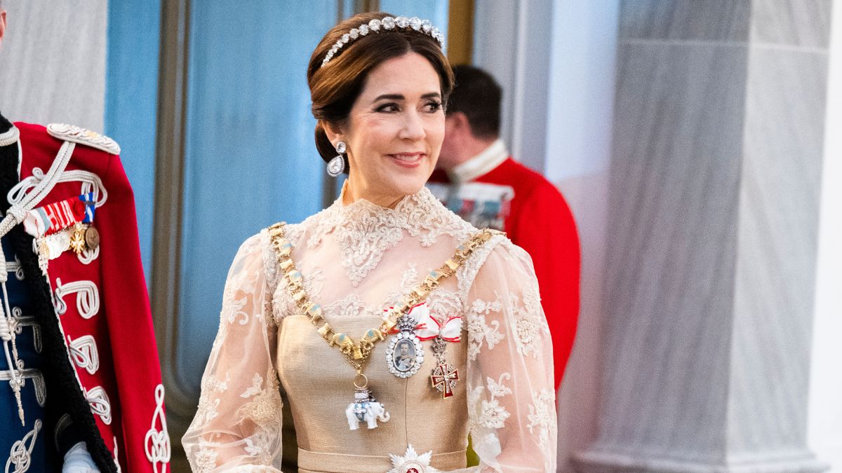 Βασίλισσα Mary της Δανίας: Η επιβλητική εμφάνιση με διαμαντένια τιάρα και η ιστορία πίσω απ΄το κόσμημα με τους ελέφαντες