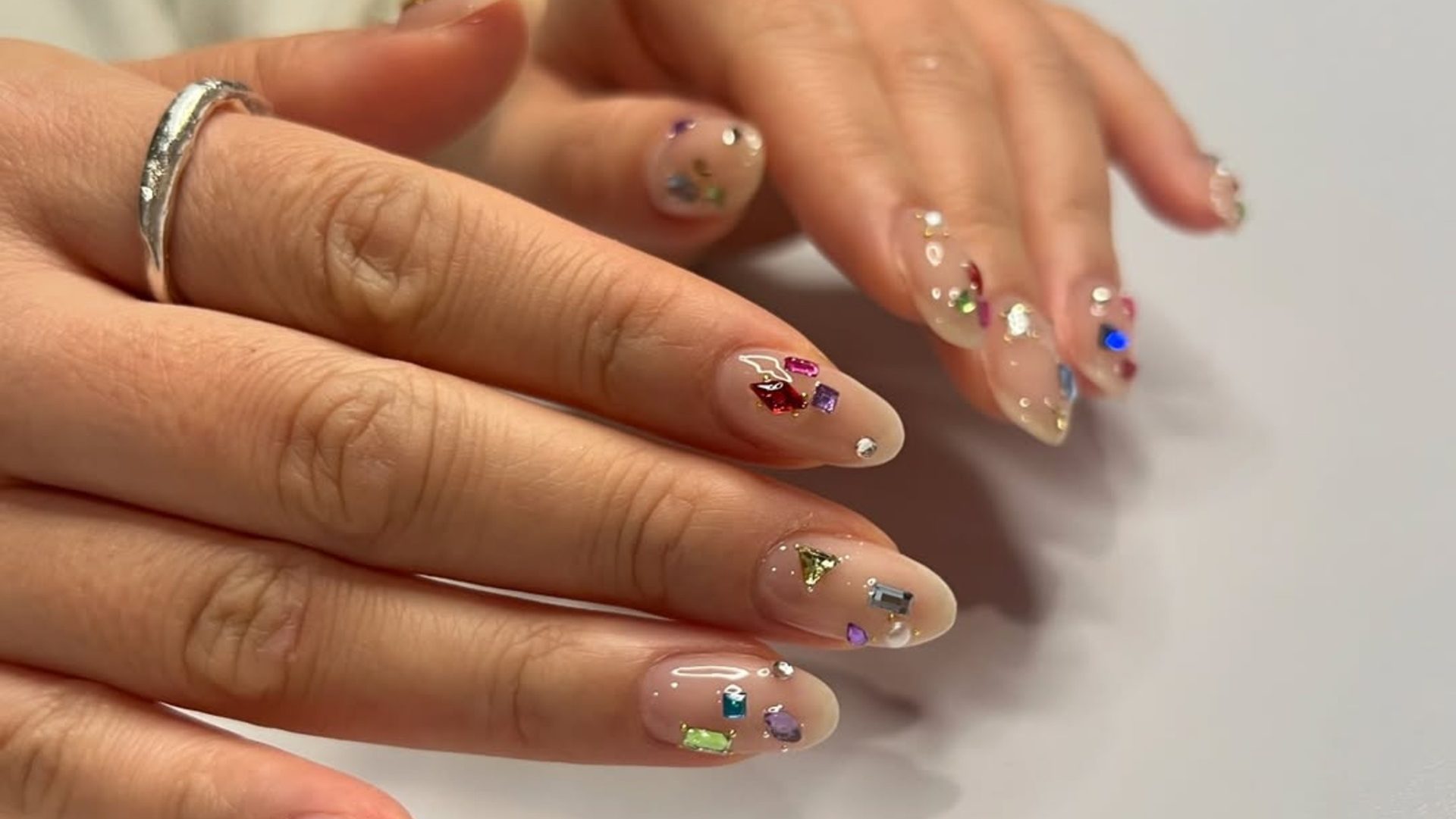 Rhinestone nails: Η τάση που θα φέρει τη λάμψη στο μανικιούρ σας 1