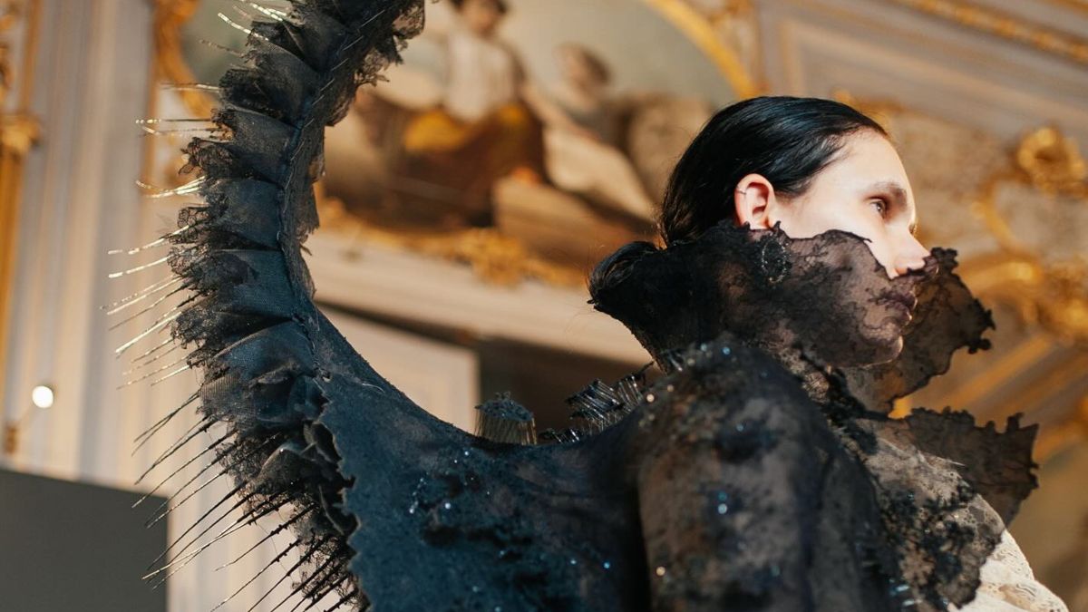 Schiaparelli: Πώς τα κλεμμένα κοσμήματα του Λούβρου «επέστρεψαν» στη νέα Haute Couture συλλογή του Daniel Roseberry 1