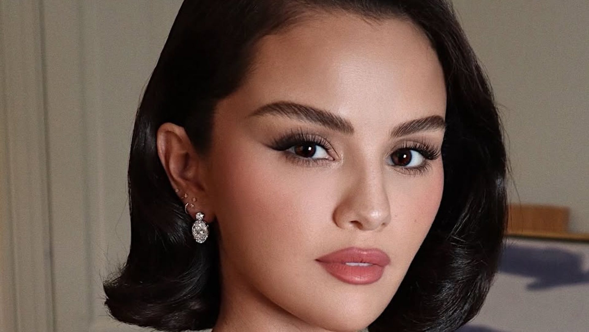 Η Selena Gomez έβαλε τη σφραγίδα έγκρισής της στο flippy bob trend από τα 90s 1