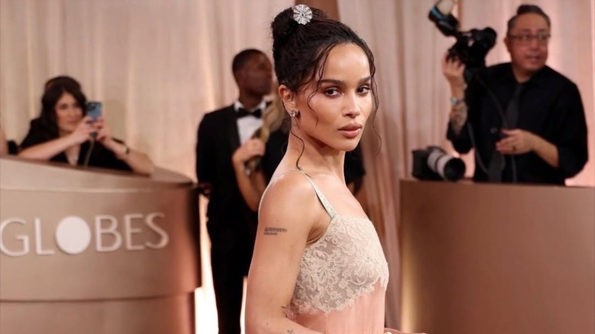 Το “cloudy french” της Zoë Kravitz είναι το γαλλικό που θα κάνουμε όλο τον χειμώνα