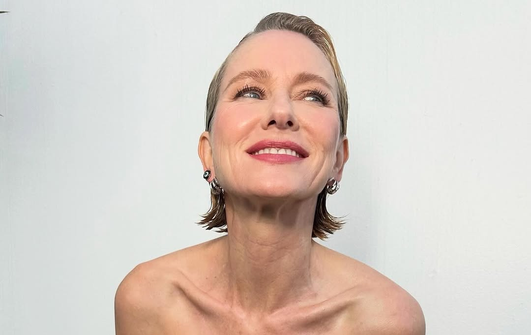 H Naomi Watts μοιράζεται την εμπειρία της με την εμμηνόπαυση – «Δεν την νοιάζει να φαίνεται 25χρονη»