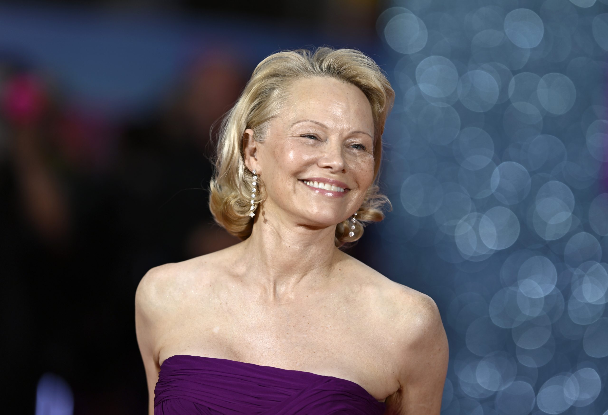 Pamela Anderson: «Δεν χρειάζομαι σχέση για να νιώσω πλήρης» — Η ζωή μετά τους πέντε γάμους και η νέα φιλοσοφία ελευθερίας 1