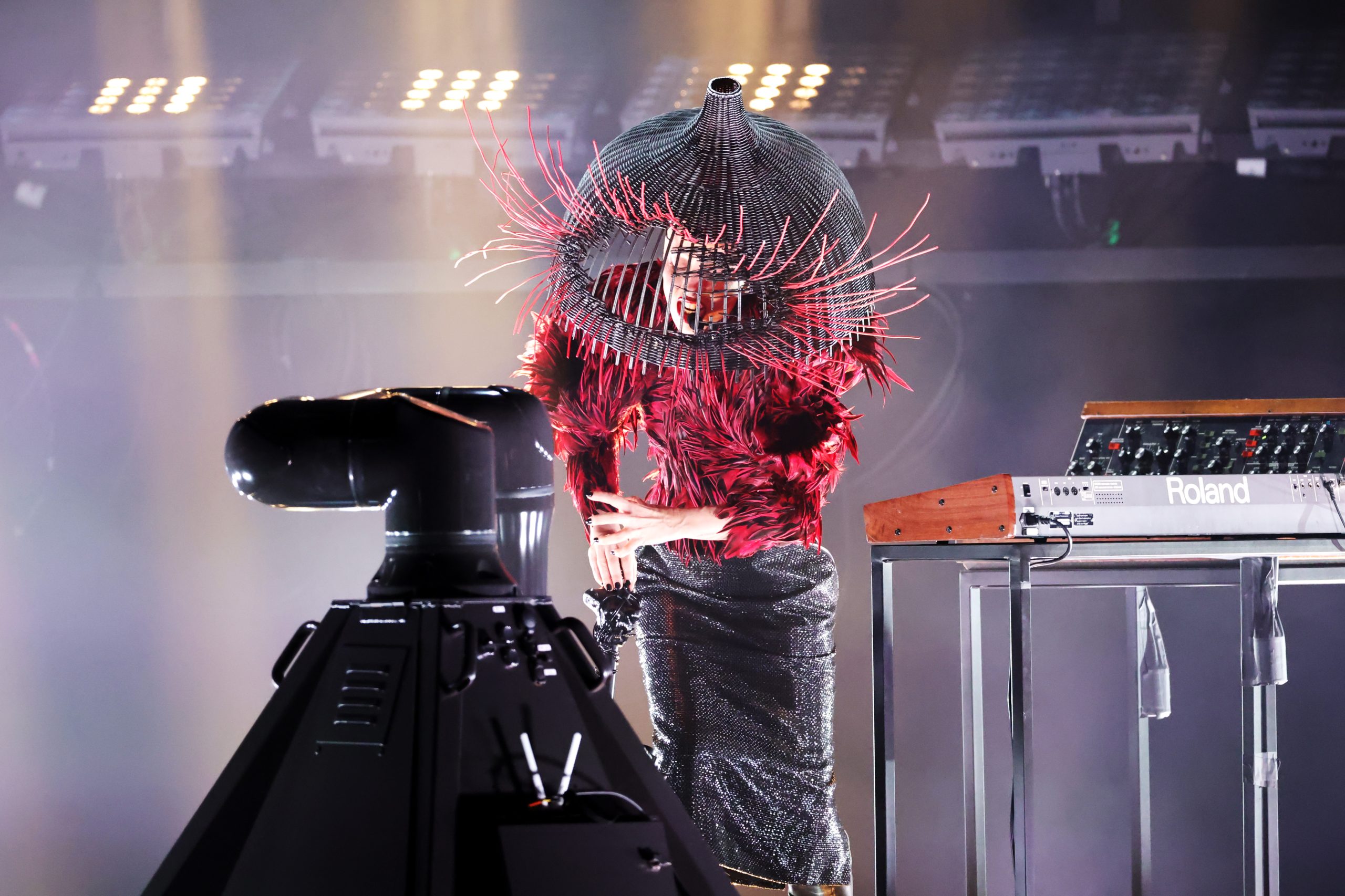 Lady Gaga: Η εμφάνιση με archival δημιουργία Alexander McQueen στη σκηνή των Grammy έκανε το fashion crowd να παραληρεί