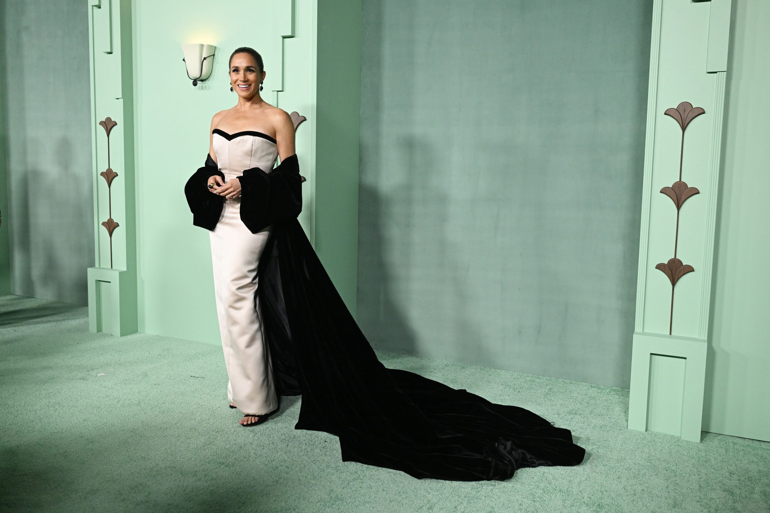 Meghan Markle: H εντυπωσιακή Old Hollywood εμφάνιση στο κόκκινο χαλί 1