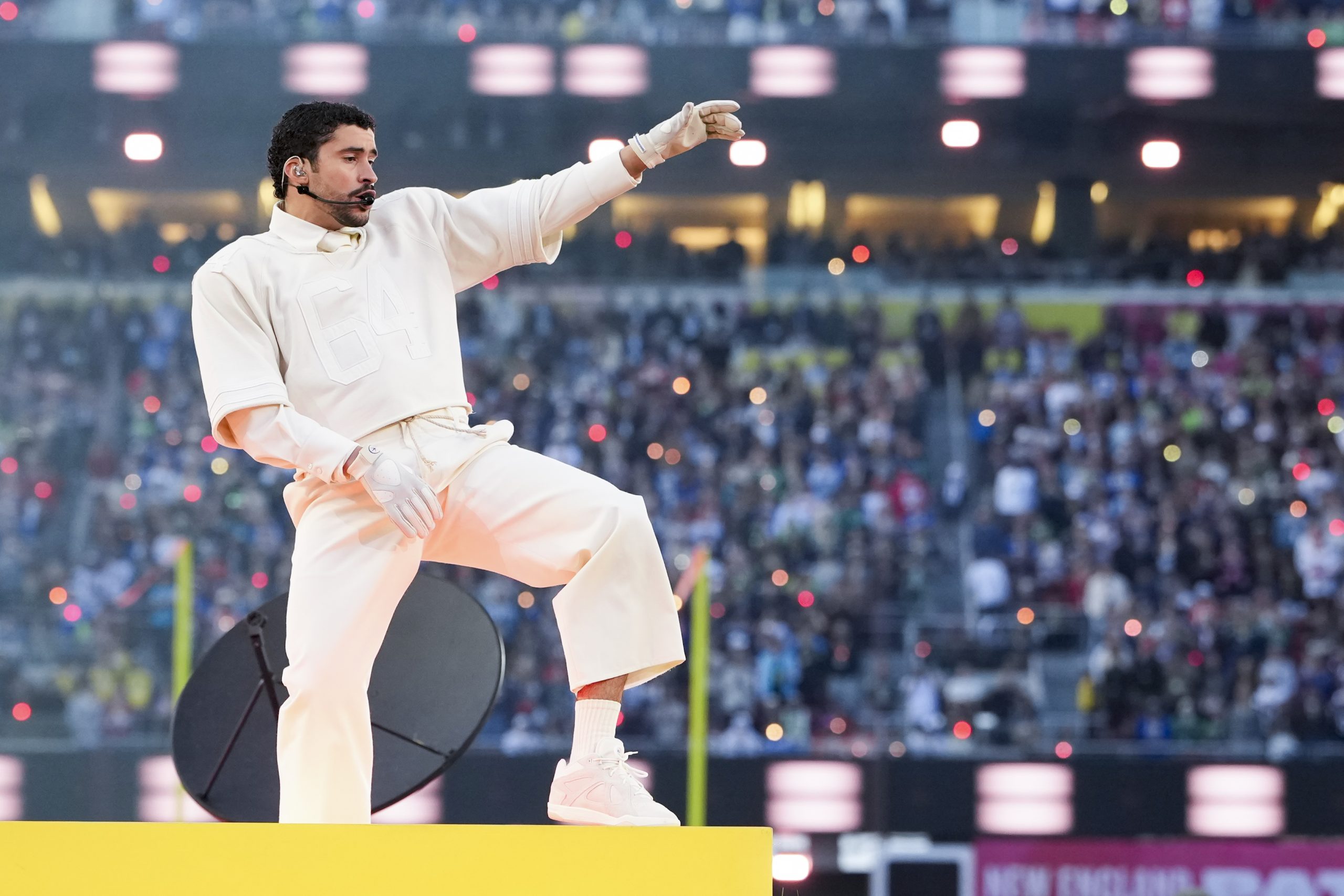 Bad Bunny: Η ιστορία πίσω από το iconic look του στο Super Bowl 1