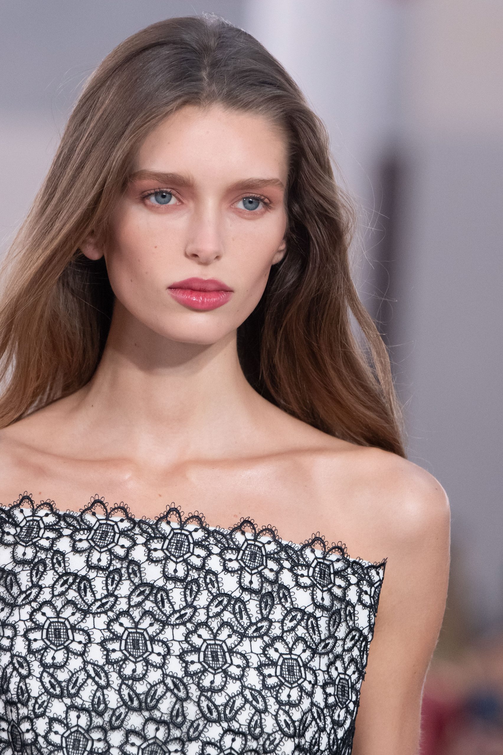 Carolina Herrera Fall 2026: Το μακιγιάζ έφερε τη φρεσκάδα στην πασαρέλα 5