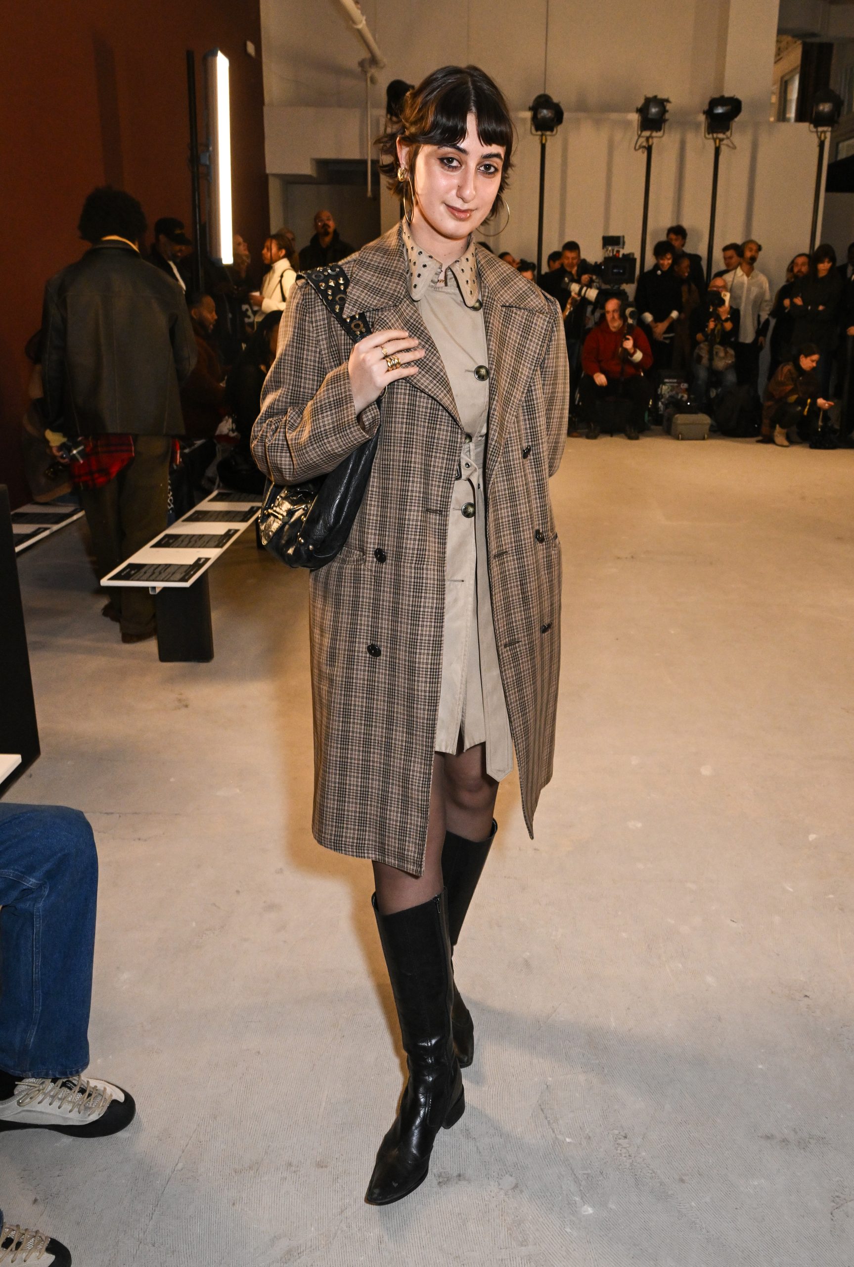 Rama Duwaji: Φόρεσε τη μία καμπαρντίνα πάνω απ’ την άλλη και έκλεψε την παράσταση στη fashion week 2